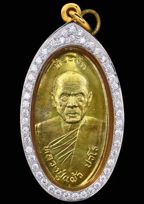 หลวงปู่แผ้ว ปวโร เหรียญรุ่นปลอดภัย ใบขี้เหล็ก รุ่นแรก ปี 2547 เนื้อทองฝาบาตร เลี่ยมทองล้อมเพชรรัสเซียอย่างหนา 