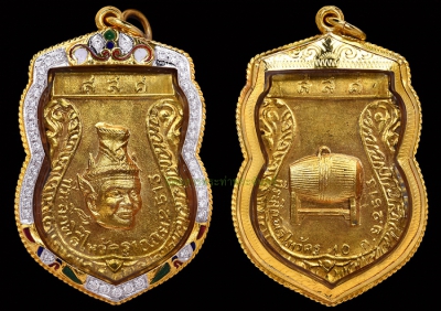 เหรียญพ่อแก่ รุ่นแรก นิยม คอพอก วงเดือน วัดพิเรนทร์ เนื้อทองแดงกะไหล่ทองเต็มๆๆ สภาพสวยมาก ปี 2513 เลี่ยมทองล้อมเพชรรัสเซีย สวยงาม