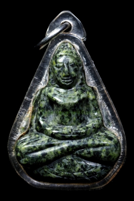 พระโพธิจักรพิมพ์ห้าเหลี่ยมรุ่นแรก หลวงปู่ฟัก วัดพิชัยพัฒนาราม(เขาน้อยสามผาน) จังหวัดจันทบุรี ปี2544 เนื้อหินหยกแม่น้ำโขงสีเขียว