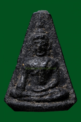 พระนางพญาคงสวัสดีฉลองอายุ 84 ปี หลวงพ่อคง วัดวังสรรพรส จังหวัดจันทบุรี ปี2530 พิมพ์ตัดชิด เนื้อดำผงใบลาน 